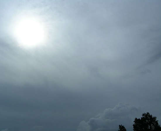Altostratus: consideradas nuvens de altura média, essas nuvens são identificáveis por cobrir o sol. Geralmente são azuladas ou cinzentas são formadas por cristais de gelo ou gotículas de água muito fria.