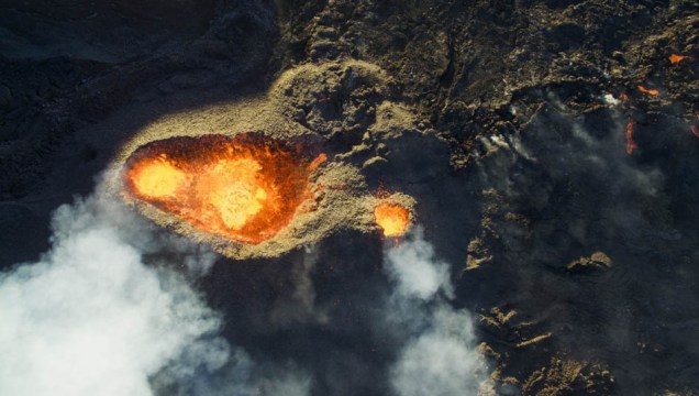 O vulcão em questão é na pequena ilha de Reunião, território francês próximo a Madasgacar. O fotografo Jonathan Payet afirma que esse é o primeiro registro de um vulcão ativo na área, feito por um drone. A foto garantiu o 3º lugar na categoria "Natureza". 