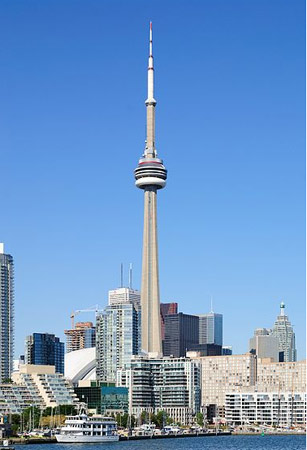 3. CN Tower. Inaugurada em 1976 em Toronto, no Canadá. Com 553 metros, foi considerada a torre mais alta do mundo por 34 anos, até ser superada pela Canton Tower em 2010.