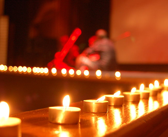 O terceiro dia é o verdadeiro Diwali. Muitos religiosos visitam templos para adorar Lakshmi e Ganesh. Uma das tradições da data consiste em enfeitar o exterior das casas com lamparinas. O ritual, chamado de Laxmi Pooja, tem o objetivo de chamar a atenção da deusa Lakshmi para que ela abençoe os lares. À noite, a comemoração é feita com muitos fogos de artifício.