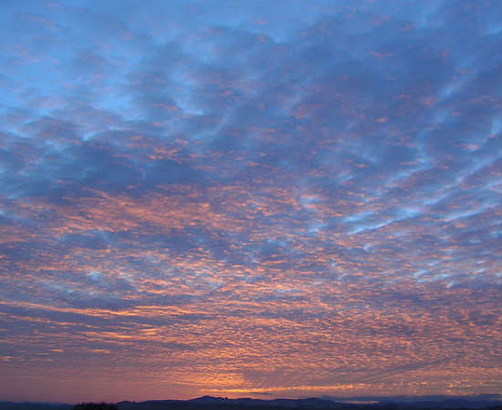 Altocumulus: essas nuvens são as causadoras do efeito algodão que às vezes aparece no céu. Podem estar a até seis quilômetros de distância do chão. Ver este tipo de nuvem pela manhã pode ser um indício de trovoada à tarde.