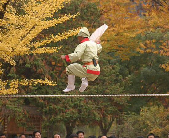 Jultagi: esta tradição coreana consiste em caminhar, dançar e lutar sobre uma única corda. Diferentemente do equilibrismo, o Jultagi consiste na contação de uma história durante a execução dos passos.
