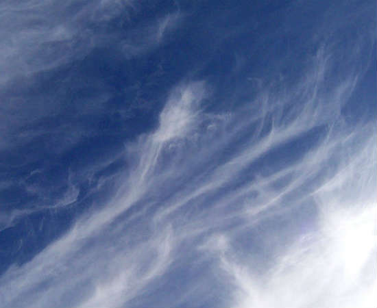 Cirrus: estas nuvens são consideradas altas, pois sua distância média do solo é de até oito quilômetros. São constituídas apenas de cristais de gelo, e por conta disso adquirem esse aspecto enovelado. Aliás, cirrus, em grego, quer dizer cachos de cabelo, daí o nome.