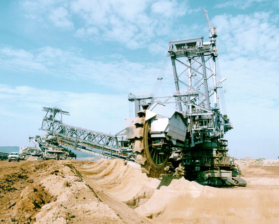 É muito grande. E muito lenta. A velocidade média da supermáquina é de apenas 1 km/h. É muito grande. E muito lenta. A velocidade média da supermáquina é de apenas 1 km/h.