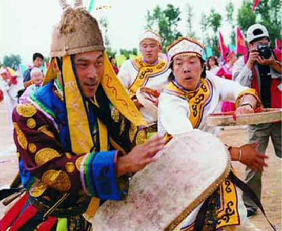 Yimakan: na China, esta tradição consiste em contar uma história em voz alta, usando poesia, prosa e música, que determina diferentes pontos da narrativa. Entre os temas mais comuns, estão as histórias de batalhas entre tribos antigas