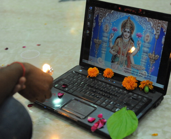 Durante o Diwali, as famílias se reúnem e comem muita comida (principalmente doces). É comum enviar cartões comemorativos (ou e-mails) aos parentes e amigos.