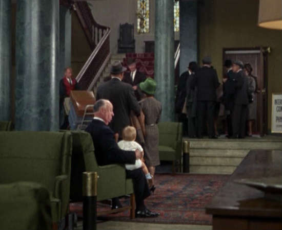 Não pense que Hitchcock era um homem sem coração por conta de seus filmes tensos. Em <i>Cortina Rasgada</i>, o diretor aparece ninando uma criança pequena em seus joelhos. Veja essa cena meiga em 0:08