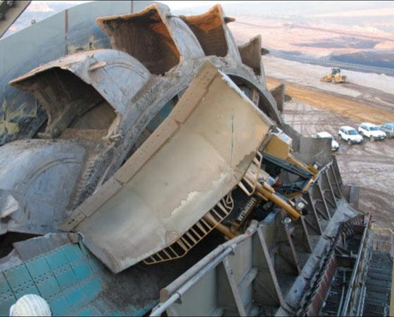 Ele acabou sendo engolido por um outro gigante, uma Bagger 288, modelo da ThyssenKrupp.