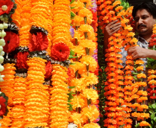 Muitos comerciantes aproveitam o Diwali para vender artesanato nas ruas das cidades. Muitos comerciantes aproveitam o Diwali para vender artesanato nas ruas das cidades.