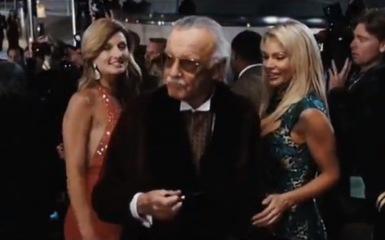 Já em Homem de Ferro (2008), Stan Lee vai a uma festa de gala com duas mulheres e é confundido com Hugh Hefner, o criador da Playboy.