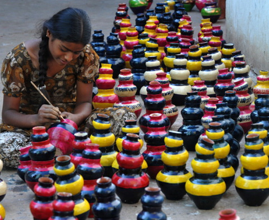 Os objetos mais vendidos durante o Diwali são os potes de barro que servem como suporte para as lâmpadas. Os diyas geralmente são feitos artesanalmente por famílias que encaram o festival como uma boa fonte de renda. Os objetos mais vendidos durante o Diwali são os potes de barro que servem como suporte para as lâmpadas. Os diyas geralmente são feitos artesanalmente por famílias que encaram o festival como uma boa fonte de renda.