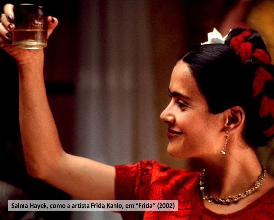 LATINOS EM FOCO: Muitos atores latinos começam a aparecer. O brasileiro Rodrigo Santoro faz pequena participação em <i>As panteras: Detonando</i>(2003) e ganha destaque com a participação, mesmo sem tanto espaço, no filme <i>300</i> (2007) como o vilão Xerxes - aqui já um personagem não latino. A mexicana Salma Hayek foi indicada ao Oscar de Melhor Atriz pela interpretação da pintora conterrânea Frida Kahlo, em <i>Frida</i> (2002). A brasileira Alice Braga interpreta Anna em <i>Eu sou a Lenda</i> (2007). A série <i>Lost</i> (2004) têm personagens de diversas etnias, incluindo latinos. A novela colombiana <i>Yo Soy Betty La Fea</i> ganhou uma adaptação para a TV americana e a série <i>Ugly Betty</i> (2006) fez sucesso e ganhou prêmios. Outros títulos da década com presença de latino-americanos: <i>Price of Glory</i> (2000), <i>Day Without a Mexican</i> (2004), <i>American Fusion</i> (2005), <i>Go Diego Go</i> (2005), <i>Walkout</i> (2006), <i>The Take</i> (2007), <i>Chicano Blood</i> (2008).