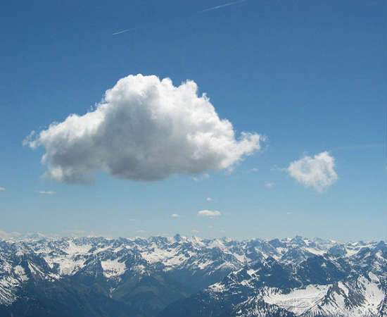 Cumulus: são o oposto da nimbostratus. Têm forma bem definida, coloração clara e parecem chumaços de algodão. Ver uma nuvem tipo cumulus é sinal de bom tempo, mas quando crescem muito verticalmente, podem causar temporais