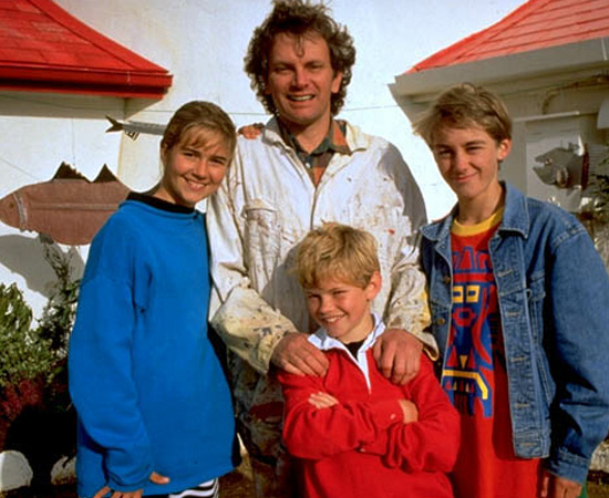 A Família Twist é uma série de TV sobre uma família que mora em um farol onde ocorrem várias coisas estranhas. A série começou a ser exibida em 1989, mas só fez sucesso no Brasil nos anos 90, assim como várias outras séries que você vai ver nesta galeria. A Família Twist é uma série de TV sobre uma família que mora em um farol onde ocorrem várias coisas estranhas. A série começou a ser exibida em 1989, mas só fez sucesso no Brasil nos anos 90, assim como várias outras séries que você vai ver nesta galeria.