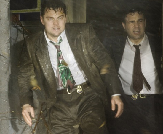 Ilha do medo (Martin Scorsese, 2010) - Nos anos 1950, Teddy Daniels investiga o desaparecimento de uma assassina que escapou de um hospital psiquiátrico. Enquanto procura por ela, Teddy é atormentado por sonhos que envolvem o assassinato de sua esposa. Clique em Leia Mais e veja o que acontece no final. Ilha do medo (Martin Scorsese, 2010) - Nos anos 1950, Teddy Daniels investiga o desaparecimento de uma assassina que escapou de um hospital psiquiátrico. Enquanto procura por ela, Teddy é atormentado por sonhos que envolvem o assassinato de sua esposa. Clique em Leia Mais e veja o que acontece no final.