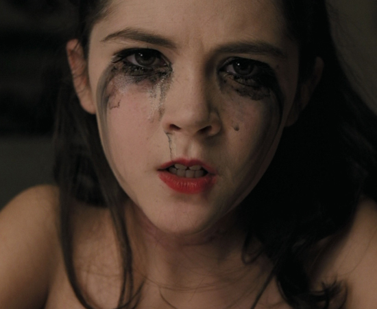 A órfã (Jaume Collet-Serra, 2009) - Kate e John, que perderam recentemente um bebê, adotam Esther, uma menina misteriosa de 9 anos. Apesar de ser uma garota adorável e talentosa perto do pai adotivo, Esther torna a vida de Kate e de seus dois irmãos adotivos um inferno. Enquanto a família entra em colapso, Kate tenta descobrir mais sobre a origem da garota diabólica. A órfã (Jaume Collet-Serra, 2009) - Kate e John, que perderam recentemente um bebê, adotam Esther, uma menina misteriosa de 9 anos. Apesar de ser uma garota adorável e talentosa perto do pai adotivo, Esther torna a vida de Kate e de seus dois irmãos adotivos um inferno. Enquanto a família entra em colapso, Kate tenta descobrir mais sobre a origem da garota diabólica.
