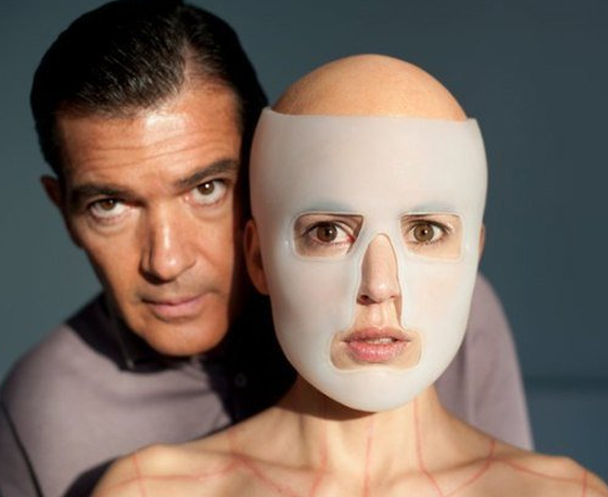 A pele que habito (Pedro Almodóvar, 2011) - Um cirurgião plástico obcecado com a ideia de recriar pele humana sintética encontra uma nova cobaia para suas experiências. O grande trunfo do filme é que a surpresa do roteiro não está no final - ela perturba o espectador durante todo o filme. Quem curte os filmes de Almodóvar pode até não se surpreender com a estética e a temática. A pele que habito (Pedro Almodóvar, 2011) - Um cirurgião plástico obcecado com a ideia de recriar pele humana sintética encontra uma nova cobaia para suas experiências. O grande trunfo do filme é que a surpresa do roteiro não está no final - ela perturba o espectador durante todo o filme. Quem curte os filmes de Almodóvar pode até não se surpreender com a estética e a temática.