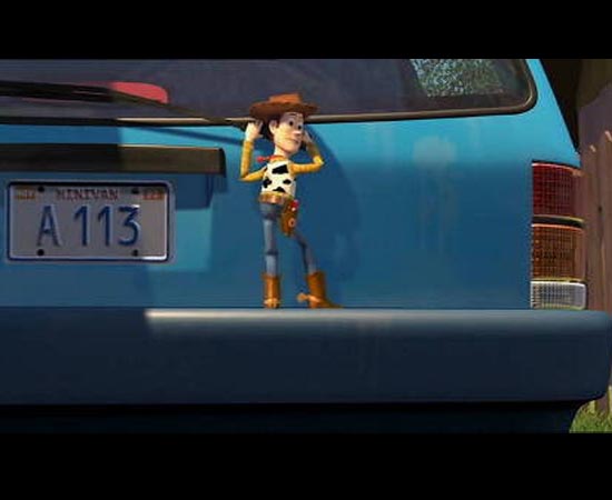 Outro fato curioso sobre os filmes da Pixar é que a palavra ‘A113’ aparece várias vezes nas animações. Há várias teorias sobre a origem do termo, mas nenhuma é comprovada pela Pixar. Esta imagem mostra uma cena do filme Toy Story 2 (1999).