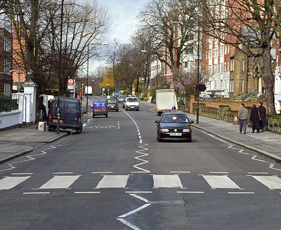 ABBEY ROAD - Esta rua de Londres é destino certo para os fãs dos Beatles. A faixa de pedestres foi usada para compor a famosa foto da capa do disco Abbey Road.