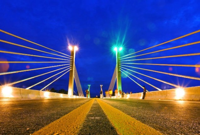 A Ponte da Integração Brasil/Peru fica na cidade de Assis Brasil. O município está localizado em uma tríplice fronteira entre o Brasil, o Peru e a Bolívia.