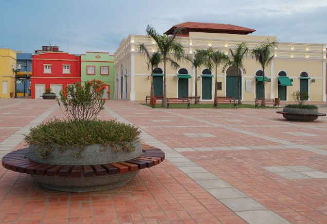 O Mercado Municipal de Rio Branco foi construído na década de 20 às margens do Rio Acre. A intenção era desenvolver a margem esquerda do rio, já que o comércio se concentrava na margem direita.