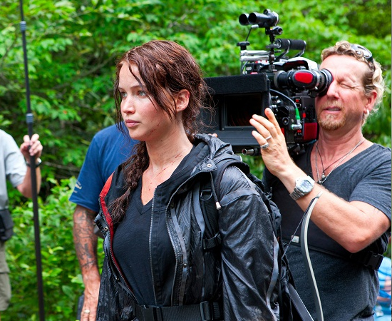 ADAPTAÇÕES - Os direitos para adaptações cinematográficas foram comprados pela Lions Gate. Até agora, somente o primeiro livro foi adaptado. O filme Hunger Games estreou em março de 2012 e tornou-se um fenômeno mundial.