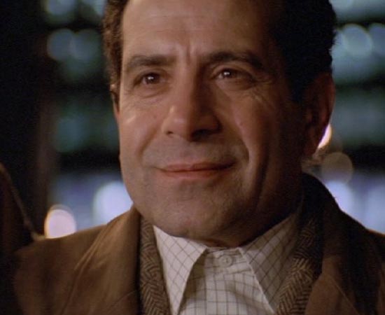 Adrian Monk é o protagonista da série de TV Monk. Ele era um detetive de investigações criminais da Polícia de São Francisco. No entanto, quando sua esposa é assassinada, Monk desenvolve transtornos mentais e é afastado do cargo. Adrian Monk é o protagonista da série de TV Monk. Ele era um detetive de investigações criminais da Polícia de São Francisco. No entanto, quando sua esposa é assassinada, Monk desenvolve transtornos mentais e é afastado do cargo.