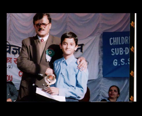 Akrit Jaswal nasceu na Índia em 1993 e ficou famoso por ser incrivelmente habilidoso com Física. Apesar de nunca ter estudado Medicina, ele fez sua primeira cirurgia aos 7 anos de idade. Em 2001, ingressou na Universidade de Punjab. Atualmente, escreve livros e trabalha na cura do câncer. Akrit Jaswal nasceu na Índia em 1993 e ficou famoso por ser incrivelmente habilidoso com Física. Apesar de nunca ter estudado Medicina, ele fez sua primeira cirurgia aos 7 anos de idade. Em 2001, ingressou na Universidade de Punjab. Atualmente, escreve livros e trabalha na cura do câncer.