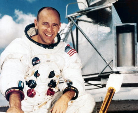 ALAN BEAN -Astronauta americano que integrou a missão Apollo 12 e tornou-se o quarto homem a pisar na Lua. Durante a missão Skylab 3, de 1973, ele passou mais de 13 horas trabalhando fora da nave. Atualmente, trabalha como pintor. Suas obras são inspiradas em suas experiências no espaço.