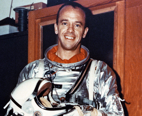 ALAN SHEPARD - Foi o primeiro americano a viajar ao espaço. Integrou os projetos Mercury e Apollo. Em fevereiro de 1971, durante a missão Apollo 14, passou a integrar a sucinta lista dos doze homens que pisaram na Lua.