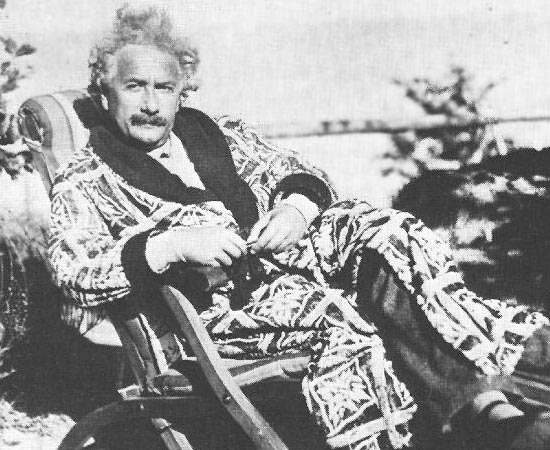 Albert Einstein curte o verão, reclinando-se na cadeira de praia.