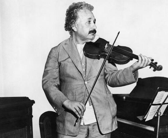 Em outro período de folga, Einstein toca violino.