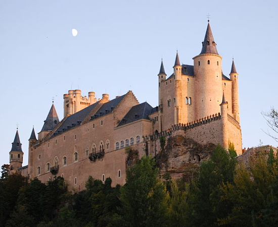 O Alcázar de Segóvia é um palácio fortificado da Espanha, construído no início do século 12. Durante a história, serviu como fortaleza, palácio real, prisão, escola e academia militar. Está aberto à visitação. O Alcázar de Segóvia é um palácio fortificado da Espanha, construído no início do século 12. Durante a história, serviu como fortaleza, palácio real, prisão, escola e academia militar. Está aberto à visitação.