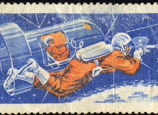 1965 também foi um ano importante na corrida espacial. Foi neste ano que Alexey Leonov se tornou o primeiro homem a fazer uma caminhada espacial. Para isso, ele treinou durante um ano e meio em situações de falta de gravidade. Ele ficou 11 minutos do lado de fora da nave, preso por uma corda de 5,35 metros. Eu nunca soube o que a palavra redonda significava até ver a Terra do espaço, disse ele.