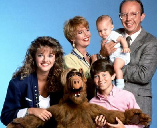 Alf, o ETeimoso (1986), é uma série sobre um alienígena que vive com uma família de terráqueos.