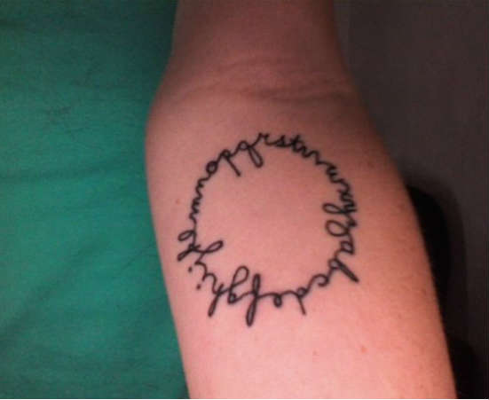 A dona desta tatuagem era bibliotecária e decidiu tatuar o alfabeto em um ciclo infinito. Bonito, né? A dona desta tatuagem era bibliotecária e decidiu tatuar o alfabeto em um ciclo infinito. Bonito, né?