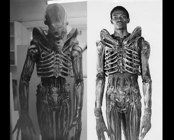 Alien, o Oitavo Passageiro (1979) - Esse é Bolaji Badejo, o homem por dentro do traje de Alien. O rapaz não era ator e dizem que foi descoberto em um bar. Riddley Scott queria alguém extremamente alto e Badejo se encaixava no perfil.