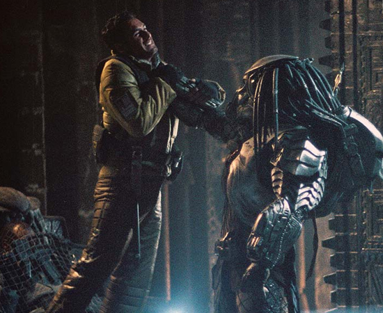 ALIEN VS. PREDADOR - No filme Alien vs. Predador de 2004, dirigido por Paul W. S. Anderson, cientistas descobrem uma ilha que serve como arena de batalhas entre Predadores e Aliens. Os humanos, então, precisam se inserir na disputa entre as duas raças alienígenas para prevenir que os danos cheguem à superfície da Terra. Já na sequência Alien vs. Predador: Requiem de 2007, dirigida por Greg e Colin Strause, há um híbrido de Alien e Predador que precisa ser destruído. ALIEN VS. PREDADOR - No filme Alien vs. Predador de 2004, dirigido por Paul W. S. Anderson, cientistas descobrem uma ilha que serve como arena de batalhas entre Predadores e Aliens. Os humanos, então, precisam se inserir na disputa entre as duas raças alienígenas para prevenir que os danos cheguem à superfície da Terra. Já na sequência Alien vs. Predador: Requiem de 2007, dirigida por Greg e Colin Strause, há um híbrido de Alien e Predador que precisa ser destruído.