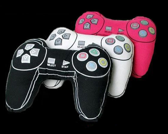 Travesseiros em formato de joystick para deixar sua mãe mais confortável em seu momento gamer