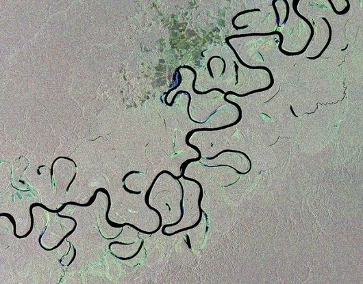 A foto mostra o rio Juruá, que nasce no Peru, passa pelo Acre e deságua no rio Solimões. A parte da Floresta Amazônica mostrada está no território brasileiro. A imagem foi feita em 2012.