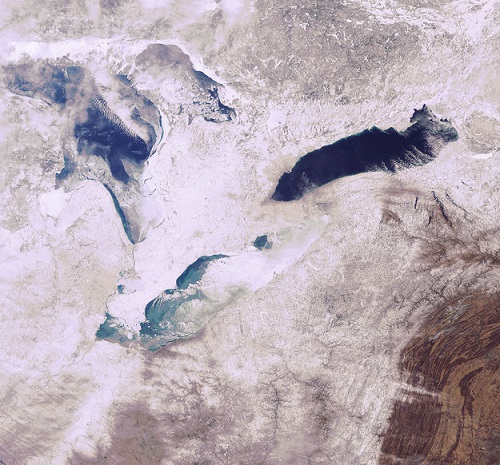 Essa imagem mostra três dos cinco grandes lagos da América do Norte cobertos de neve e gelo. O da esquerda é o Huron, o de baixo é o Erie e o da direita é o lago Ontário. A foto é de 2009.