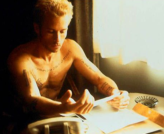 Amnésia (Christopher Nolan, 2000) - Foi com este filme que Christopher Nolan começou a chamar atenção. Leonard Shelby tem perda de memória recente e usa fotografias, tatuagens e anotações para se lembrar que tem uma missão: vingar a morte de sua esposa. O lance é que os trechos do filme aparecem em ordem reversa. Ou seja, a cada minuto, descobrimos o que aconteceu no momento anterior - e construímos a história junto com Leonard. Assim que as coisas começam a fazer sentido, tudo muda de novo. Clique em Leia Mais se quiser saber o que acontece no final. Amnésia (Christopher Nolan, 2000) - Foi com este filme que Christopher Nolan começou a chamar atenção. Leonard Shelby tem perda de memória recente e usa fotografias, tatuagens e anotações para se lembrar que tem uma missão: vingar a morte de sua esposa. O lance é que os trechos do filme aparecem em ordem reversa. Ou seja, a cada minuto, descobrimos o que aconteceu no momento anterior - e construímos a história junto com Leonard. Assim que as coisas começam a fazer sentido, tudo muda de novo. Clique em Leia Mais se quiser saber o que acontece no final.