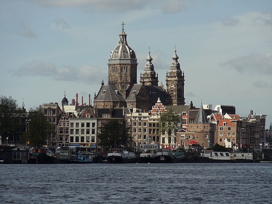 Amsterdã é um conjunto de prédios e casas históricas, tudo ao redor dos famosos canais da região. Por isso, a maior cidade dos Países Baixos atrai viajantes de todo o mundo.