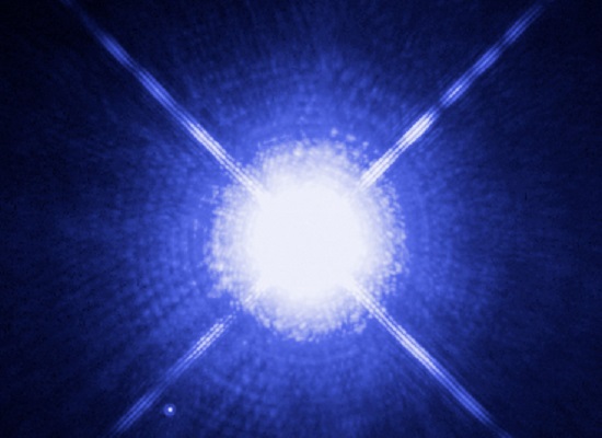 98% das estrelas serão um dia anãs brancas. Isso acontece depois que todo o hidrogênio que elas possuem é queimado. A Canis Majoris foi a primeira estrela do tipo anã branca descoberta pelos astrônomos. 98% das estrelas serão um dia anãs brancas. Isso acontece depois que todo o hidrogênio que elas possuem é queimado. A Canis Majoris foi a primeira estrela do tipo anã branca descoberta pelos astrônomos.