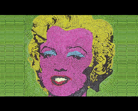 Confetes de chocolate coloridos recriam a obra Gold Marilyn Monroe, de Andy Warhol. Confetes de chocolate coloridos recriam a obra Gold Marilyn Monroe, de Andy Warhol.