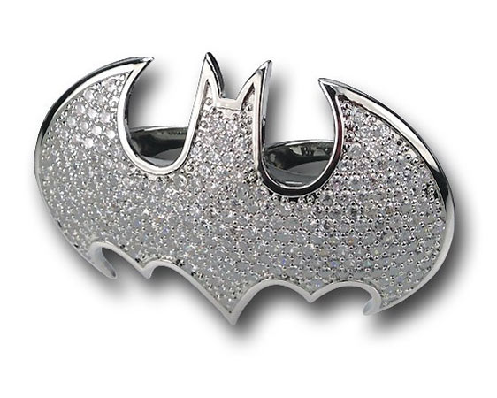Para as mães que esperam ansiosamente o próximo filme do Batman: um anel duplo prata com o símbolo do super-herói Para as mães que esperam ansiosamente o próximo filme do Batman: um anel duplo prata com o símbolo do super-herói
