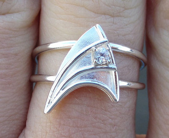 PATENTE ESTELAR - Trekkers não tão fanáticos podem apenas oficializar a união usando anéis com o emblema da Frota Estrelar. PATENTE ESTELAR - Trekkers não tão fanáticos podem apenas oficializar a união usando anéis com o emblema da Frota Estrelar.