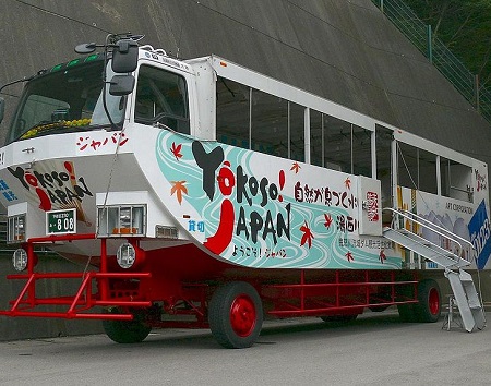 Um ônibus ou um barco? Um pouco dos dois! O ônibus anfíbio mostrado na foto é usado no Japão, mas eles também existem em outros países. Normalmente são usados como atrações turísticas. No Rio de janeiro, um ônibus desse tipo, capaz de andar na água e na terra, passou a circular este ano. Um ônibus ou um barco? Um pouco dos dois! O ônibus anfíbio mostrado na foto é usado no Japão, mas eles também existem em outros países. Normalmente são usados como atrações turísticas. No Rio de janeiro, um ônibus desse tipo, capaz de andar na água e na terra, passou a circular este ano.