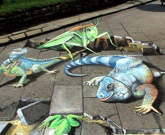 Já o artista Gregor Wosik criou uma pintura 3D que mostra animais gigantes saindo de debaixo da terra. A arte foi exposta em Lienz, na Áustria. Já o artista Gregor Wosik criou uma pintura 3D que mostra animais gigantes saindo de debaixo da terra. A arte foi exposta em Lienz, na Áustria.