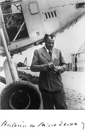 Antoine de Saint-Exupéry, escritor francês e autor de O Pequeno Príncipe. Antoine de Saint-Exupéry, escritor francês e autor de O Pequeno Príncipe.